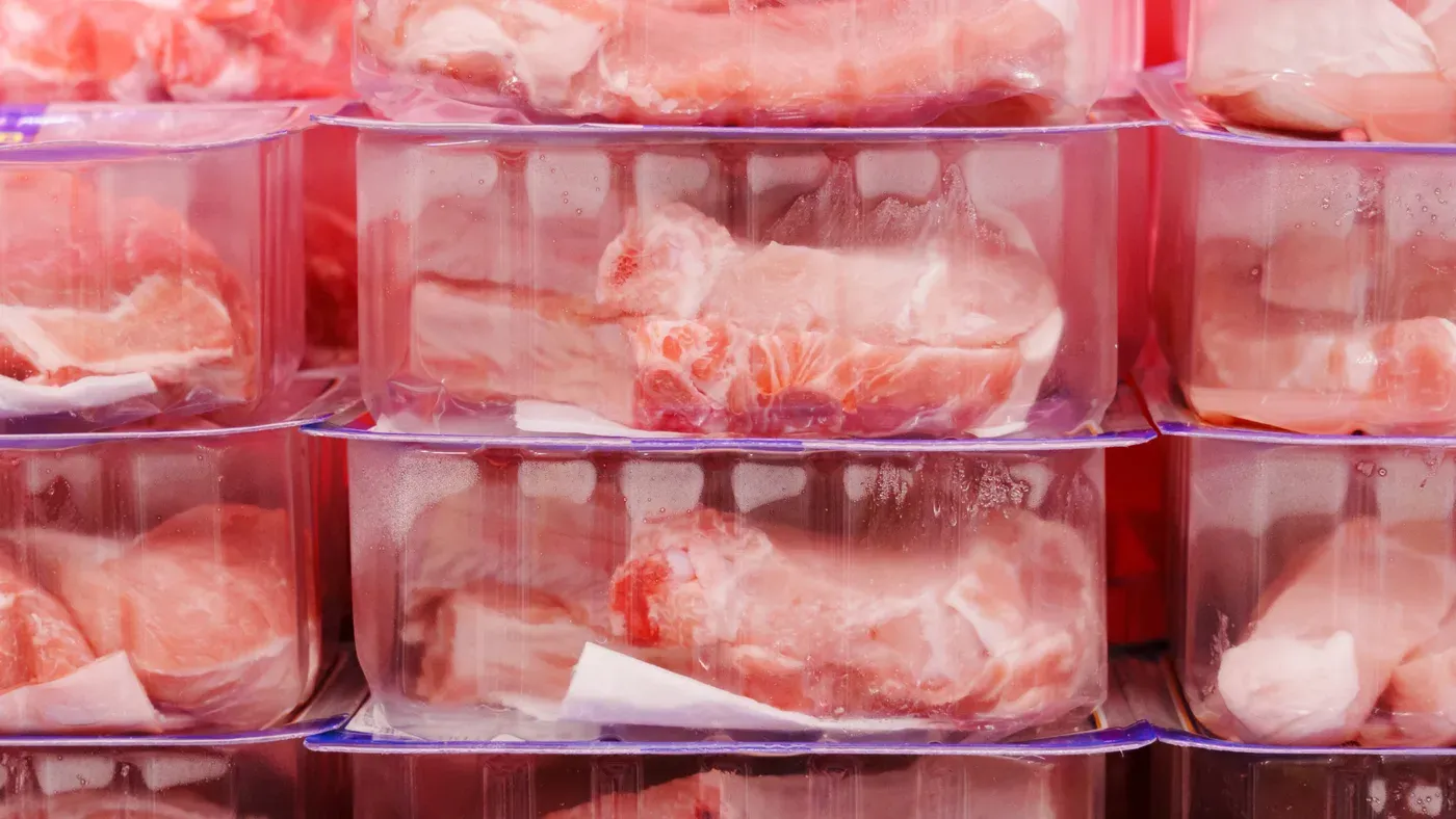 Vakuumförpackat kött staplat i kylhylla